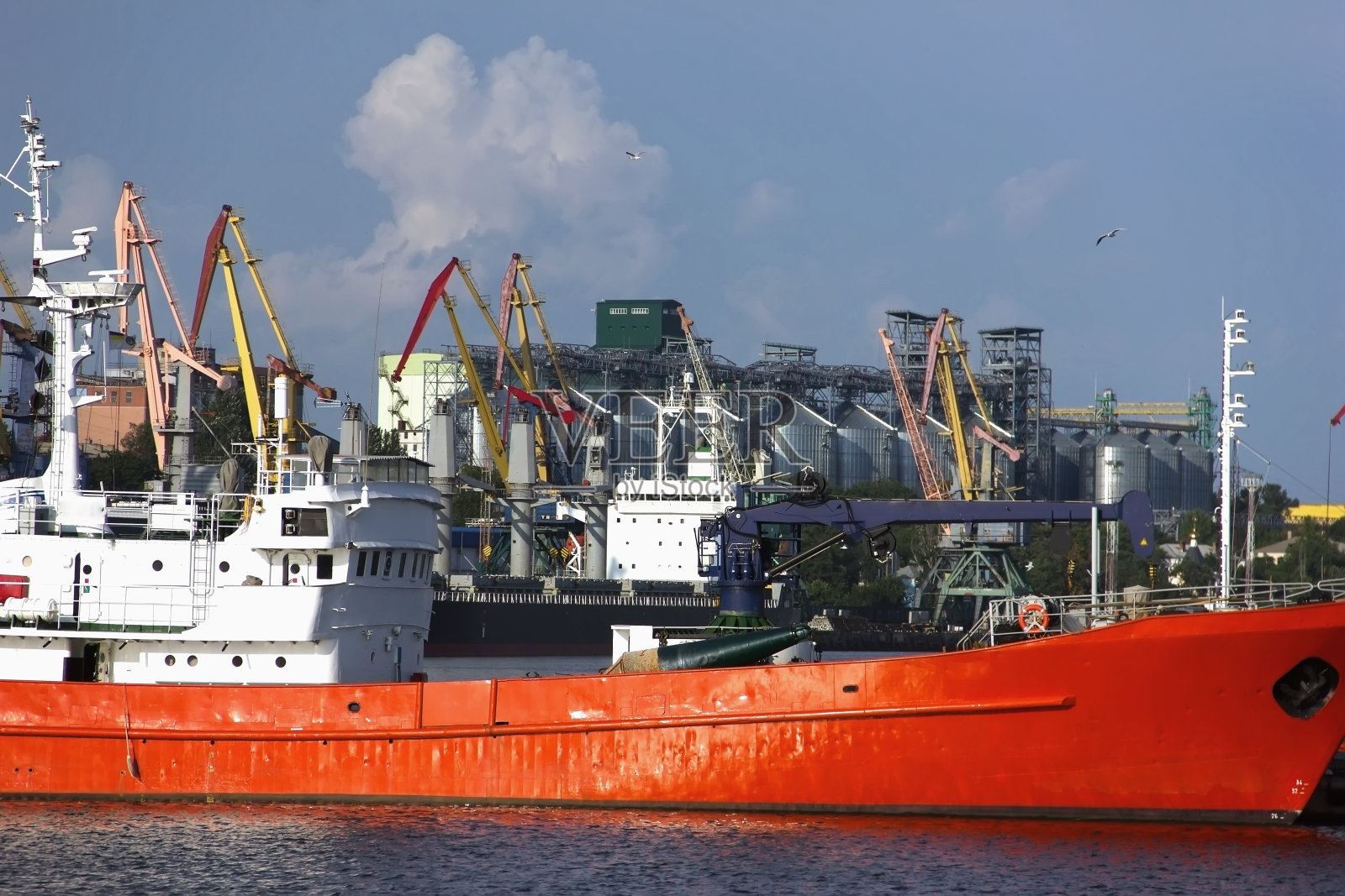 货船和起重机。集装箱码头。用于运送和运输。工业集装箱航运商业港口-形象照片摄影图片