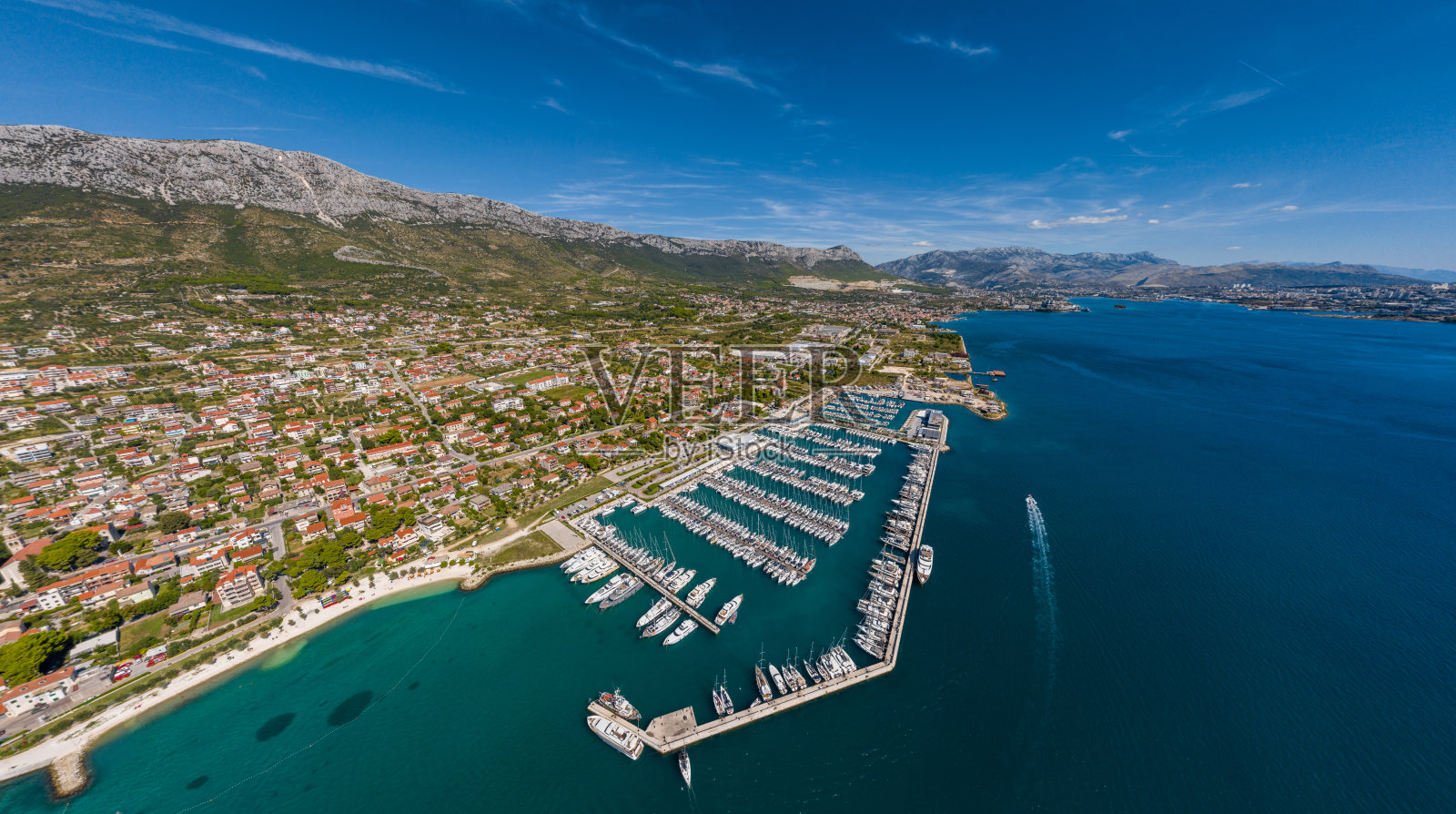 2019年9月15日，克罗地亚，卡斯特拉码头:无人机视角下停靠的平排帆船，帆船比赛的参与者，码头，很多船，背景是山脉，码头照片摄影图片