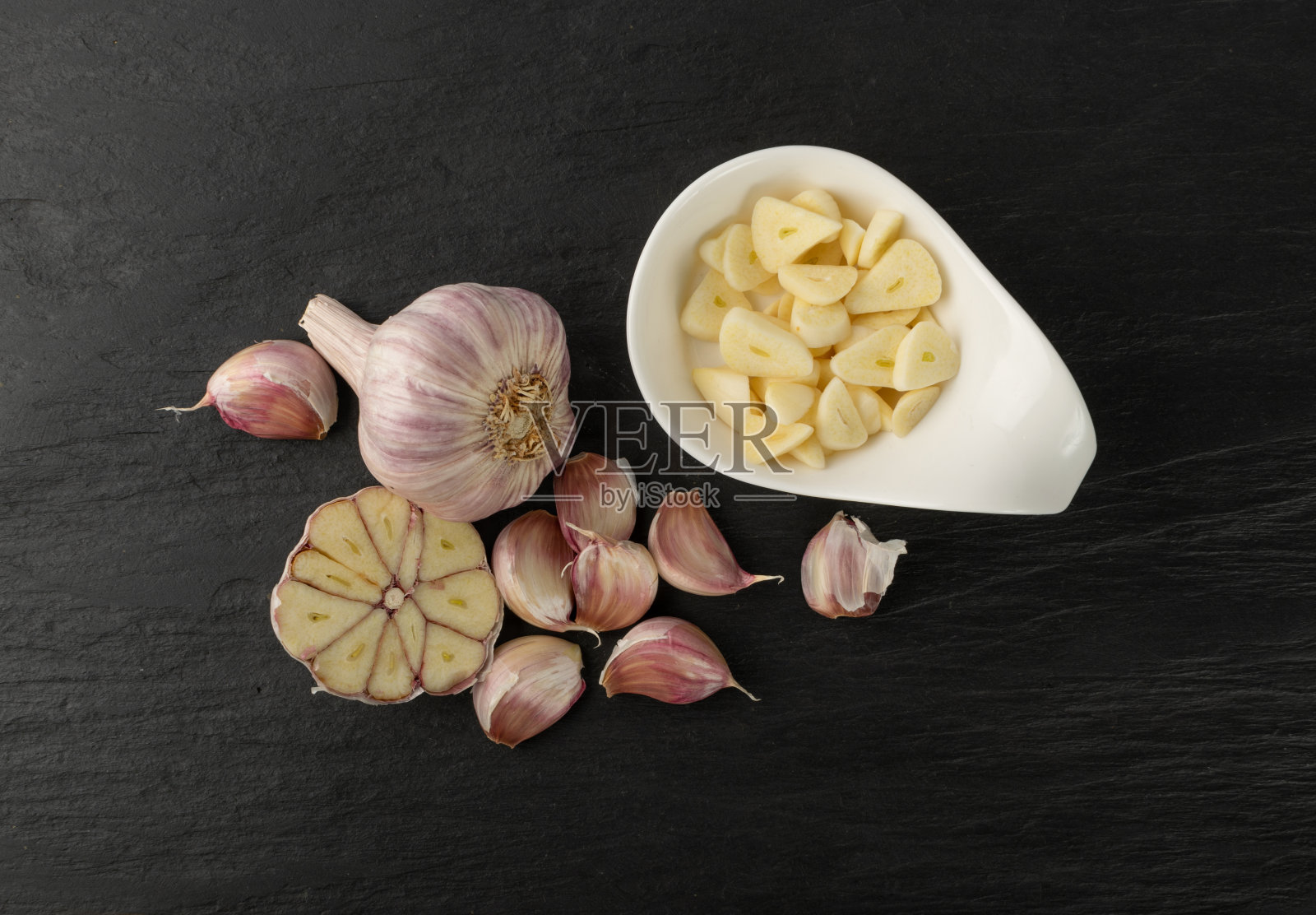 新鲜大蒜部分孤立在白色背景照片摄影图片