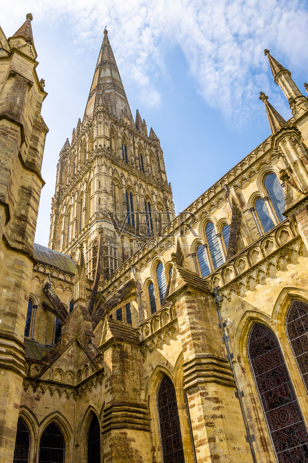 阳光明媚的索尔兹伯里大教堂照片摄影图片