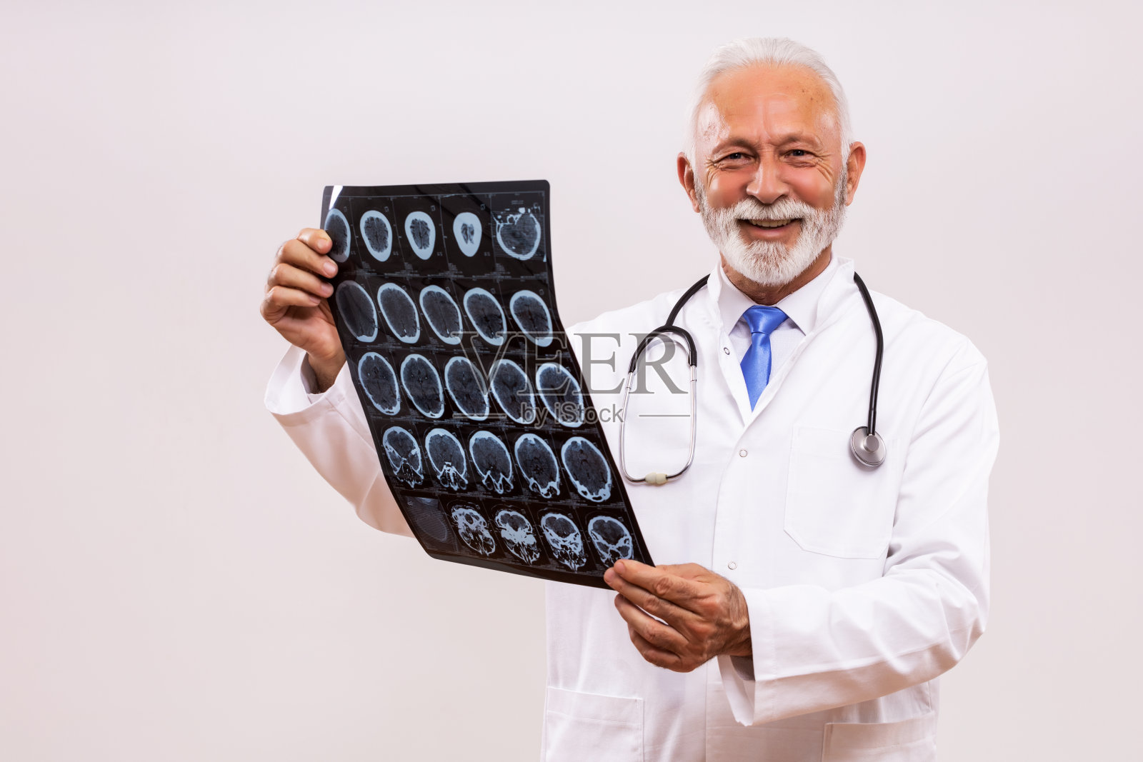 资深医生拿着x光片照片摄影图片