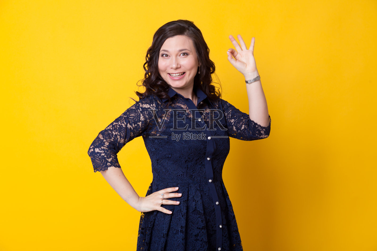 美丽的女商人展示了手指的手势ok照片摄影图片