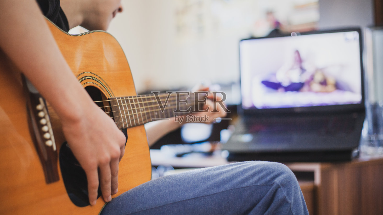 开电话会议来放音乐-在禁闭状态下玩照片摄影图片