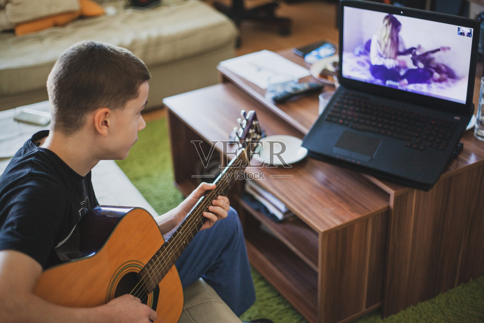 开电话会议来放音乐-在禁闭状态下玩照片摄影图片