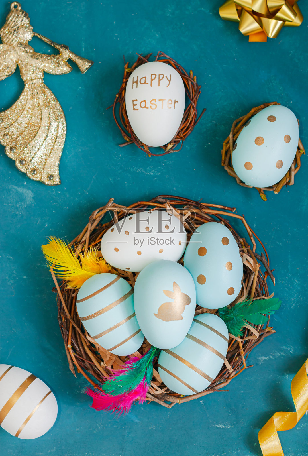 复活节背景与复活节蛋鸟巢在蓝色的背景照片摄影图片