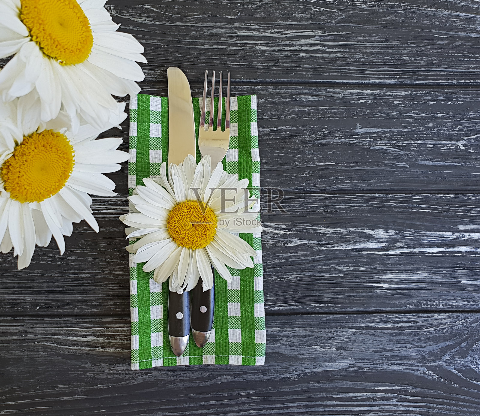 雏菊花叉刀木制背景照片摄影图片