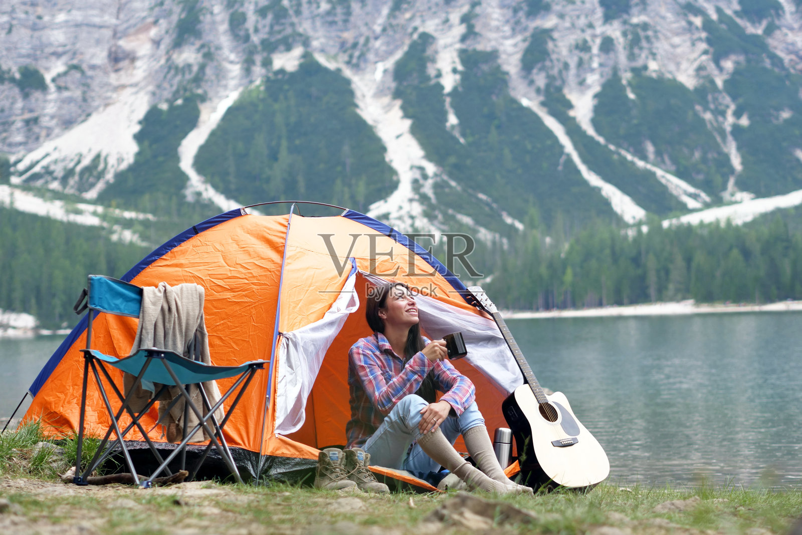 营地上的一位美女在帐篷前欣赏大自然照片摄影图片