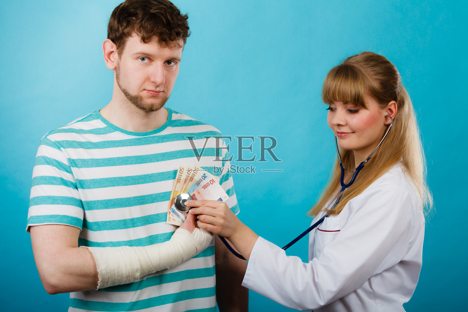 女医生检查心跳。照片摄影图片