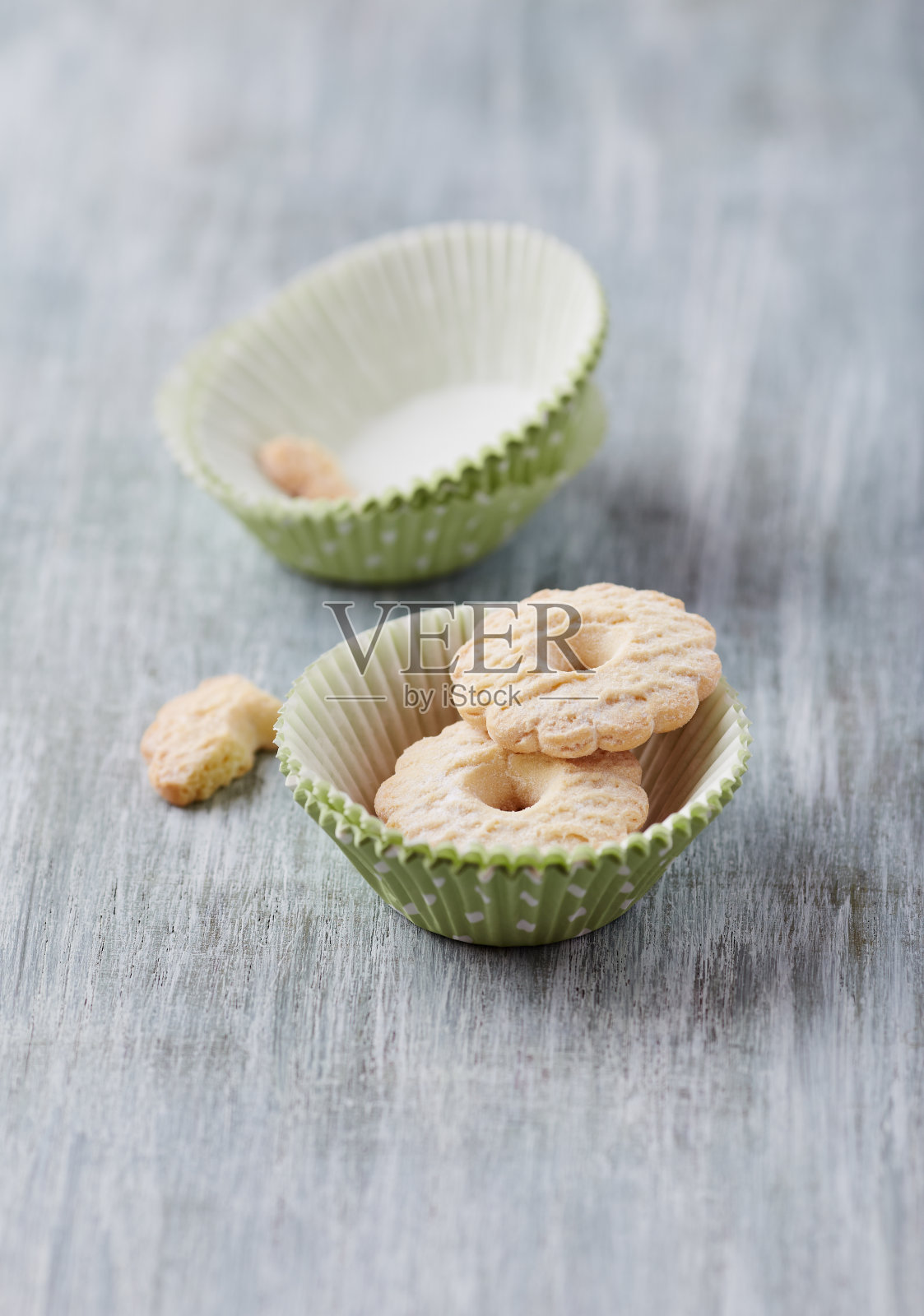 奶油曲奇放在明亮的木头背景上。副本的空间。照片摄影图片