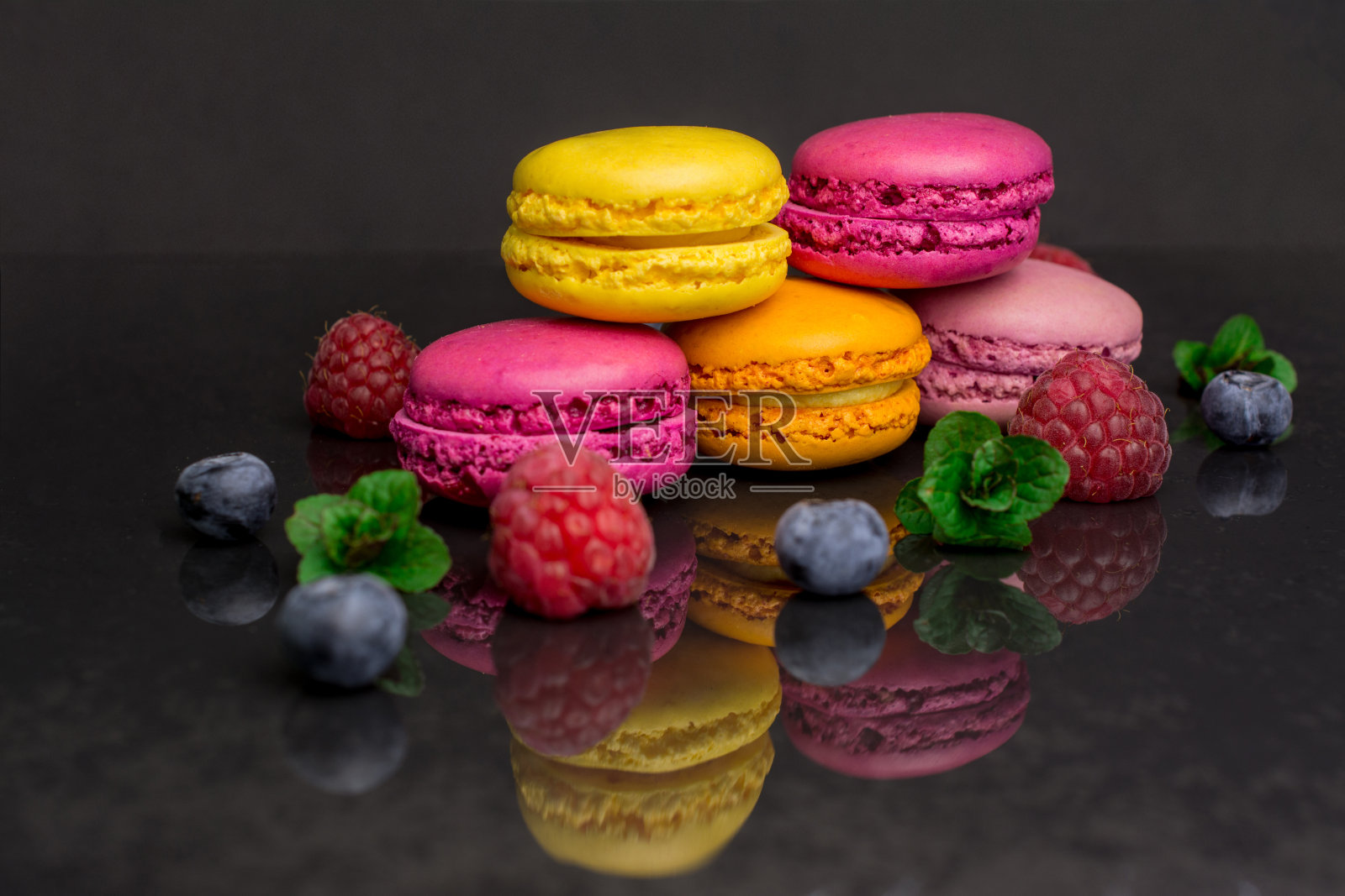 黑色背景的水果杏仁饼干照片摄影图片