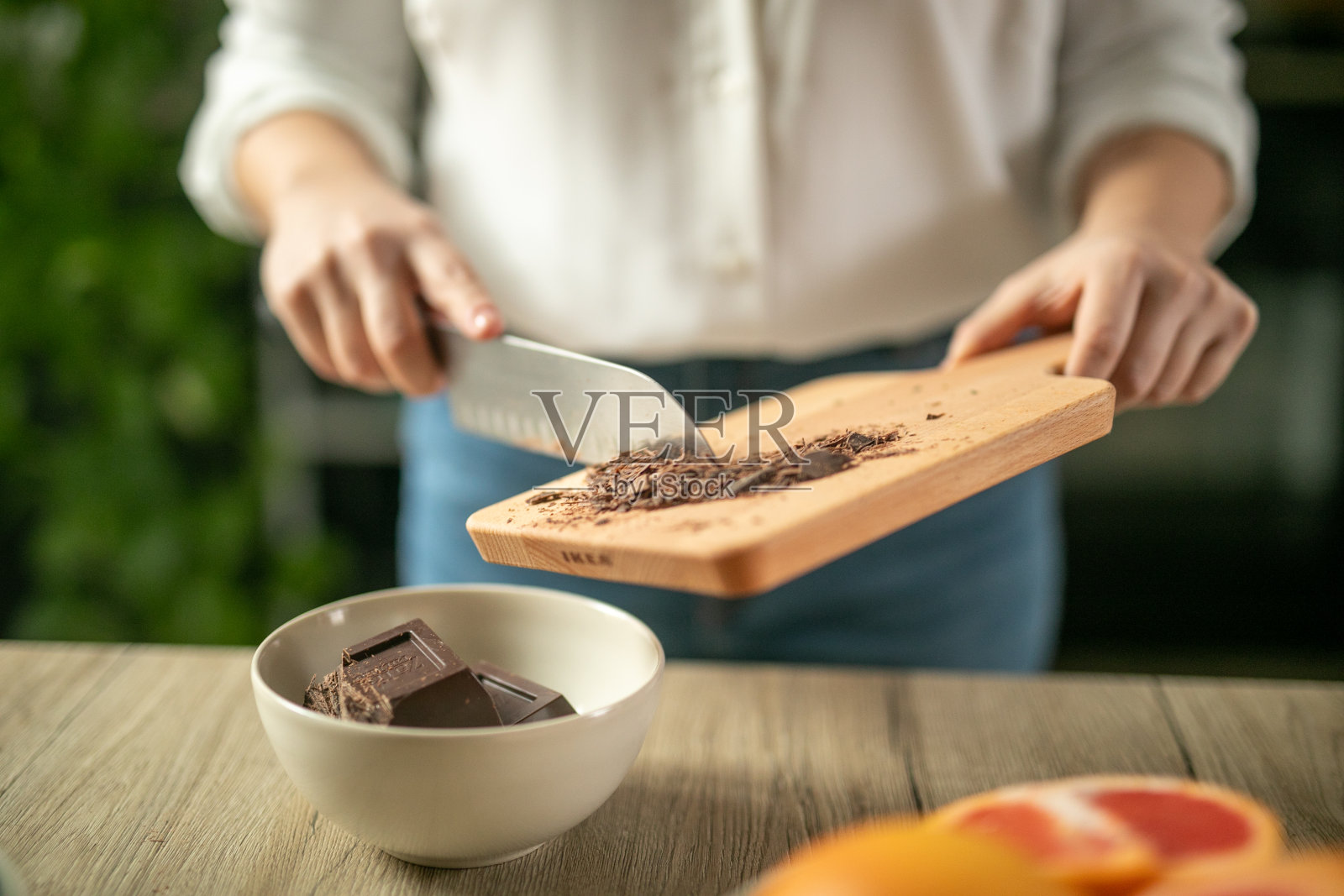 女人切巧克力的特写镜头照片摄影图片