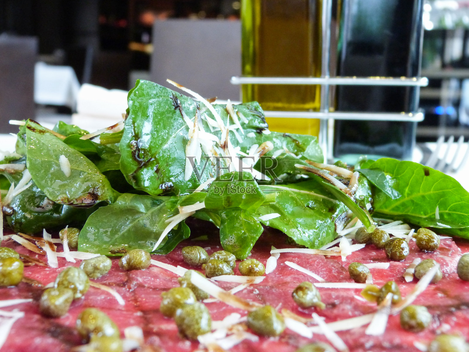 牛肉片配芝麻菜，帕尔马干酪和刺山柑照片摄影图片