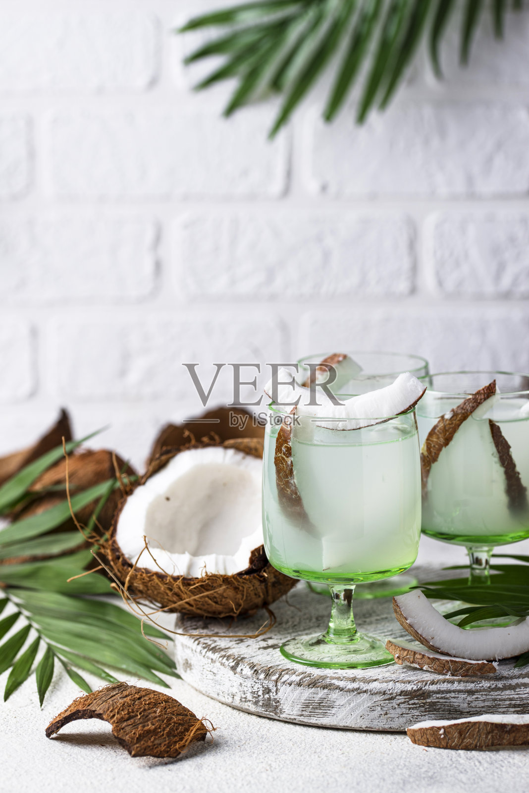 天然健康新鲜椰子汁照片摄影图片