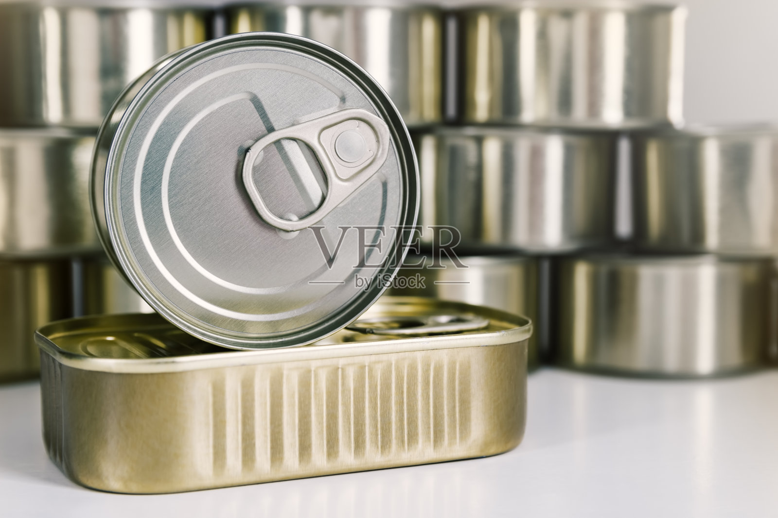许多罐头食品储存在家里以保持足够的食物照片摄影图片