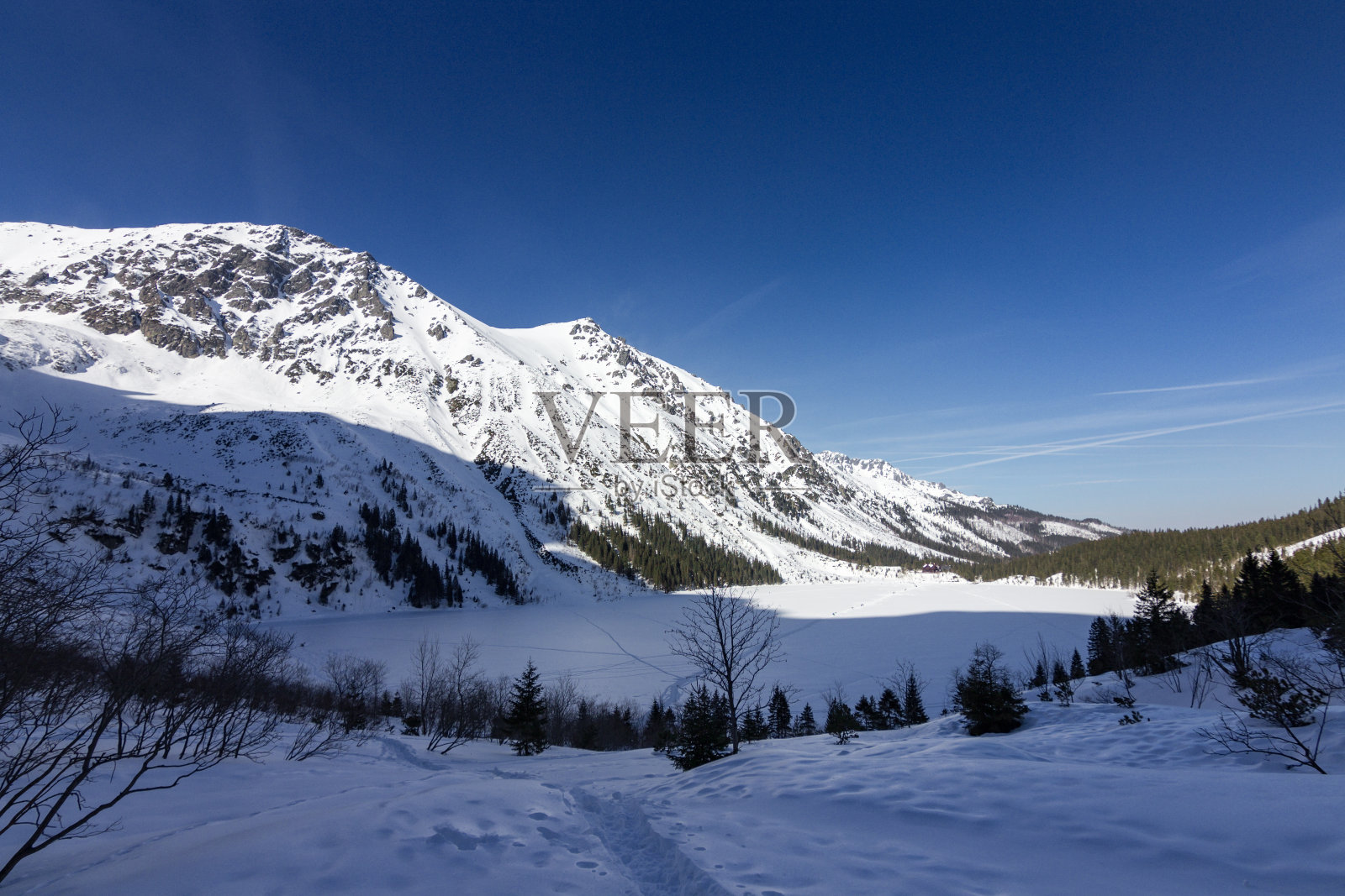 从Zakopane(波兰)到Morskie Oko的徒步火车照片摄影图片