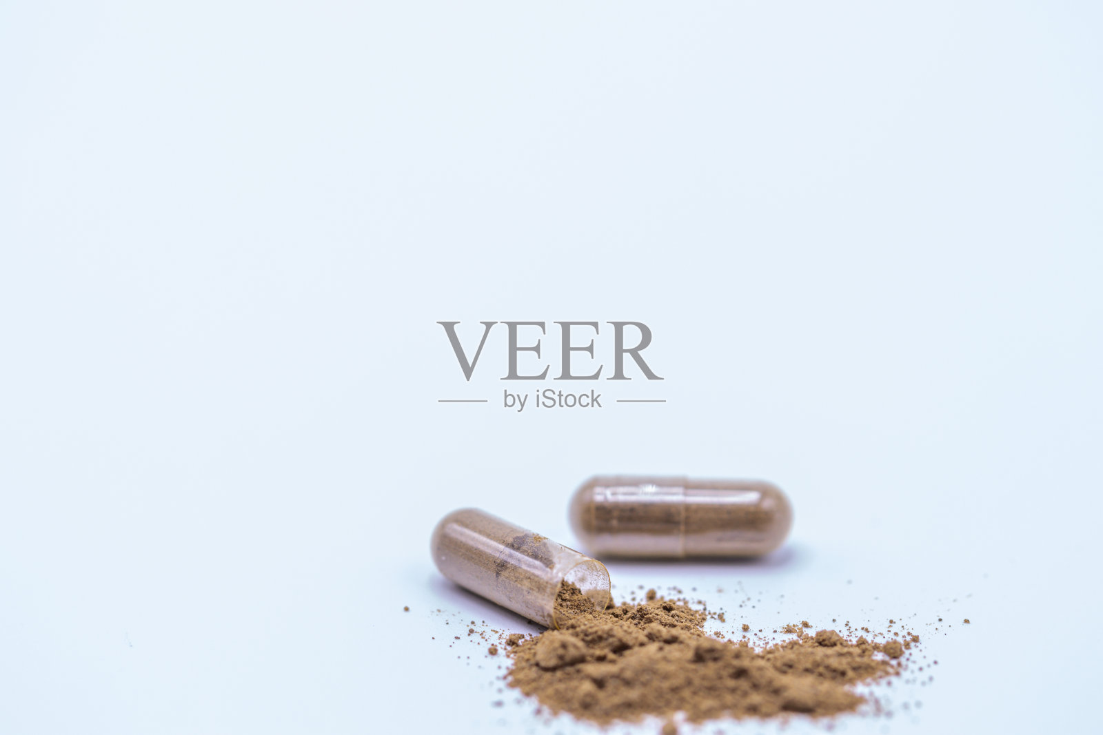 关闭草药胶囊隔离在白色背景。照片摄影图片