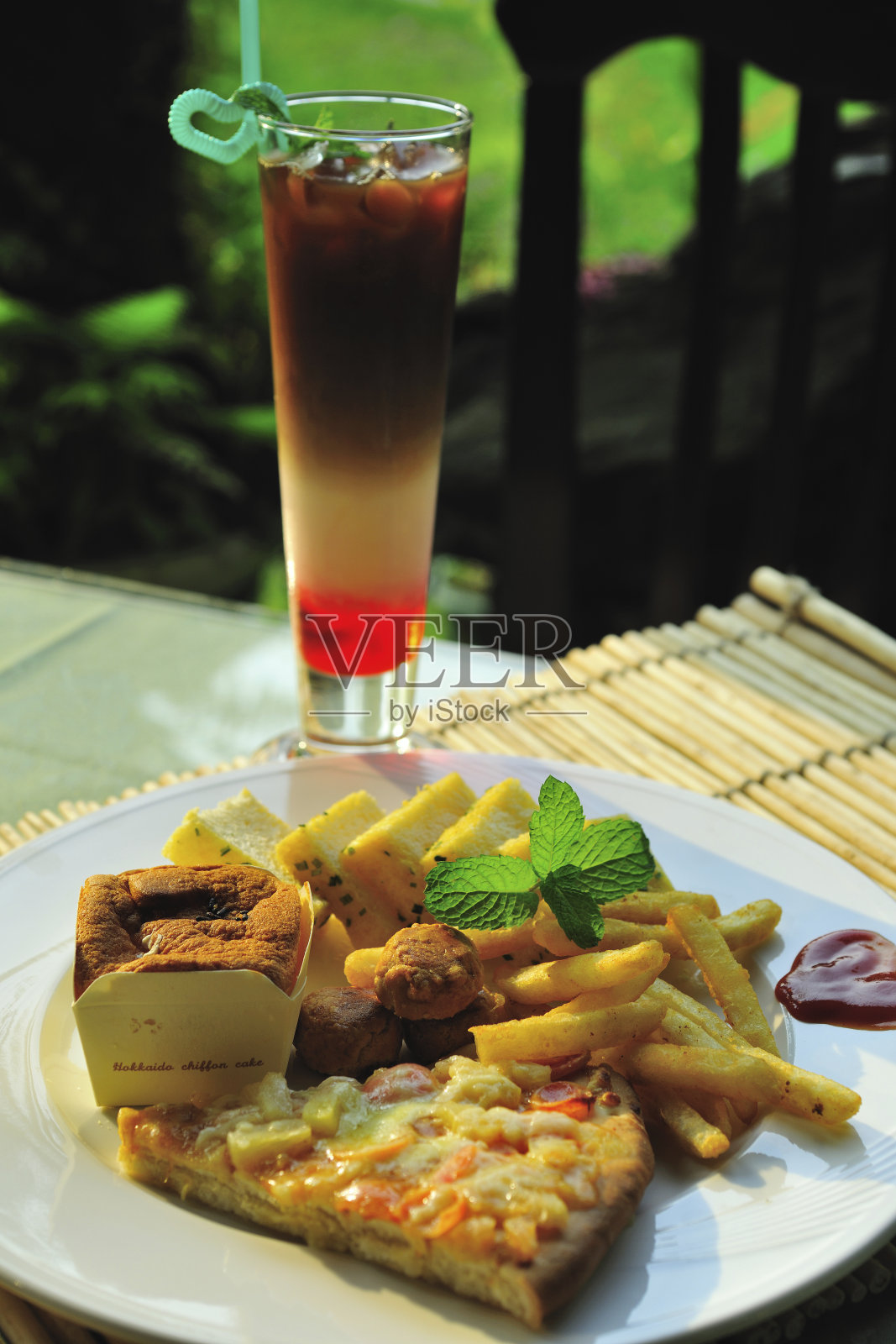 面包磅蛋糕甜点薯条和披萨的食物肖像照片摄影图片