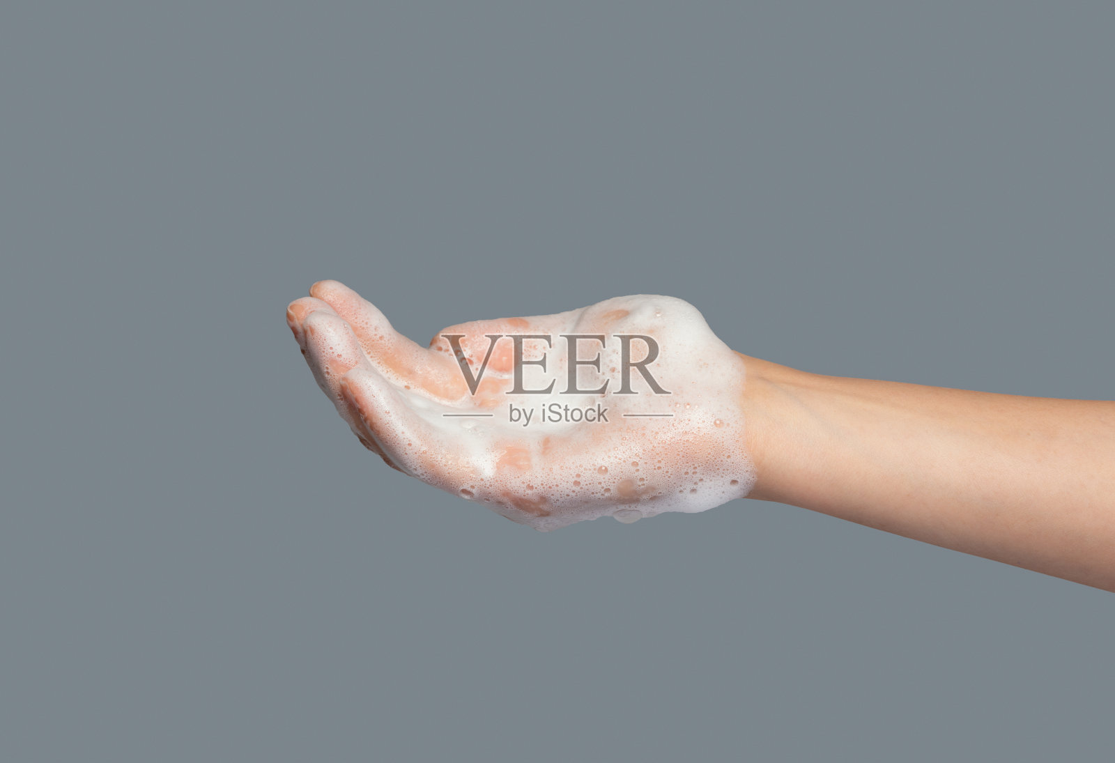 年轻女子洗手照片摄影图片