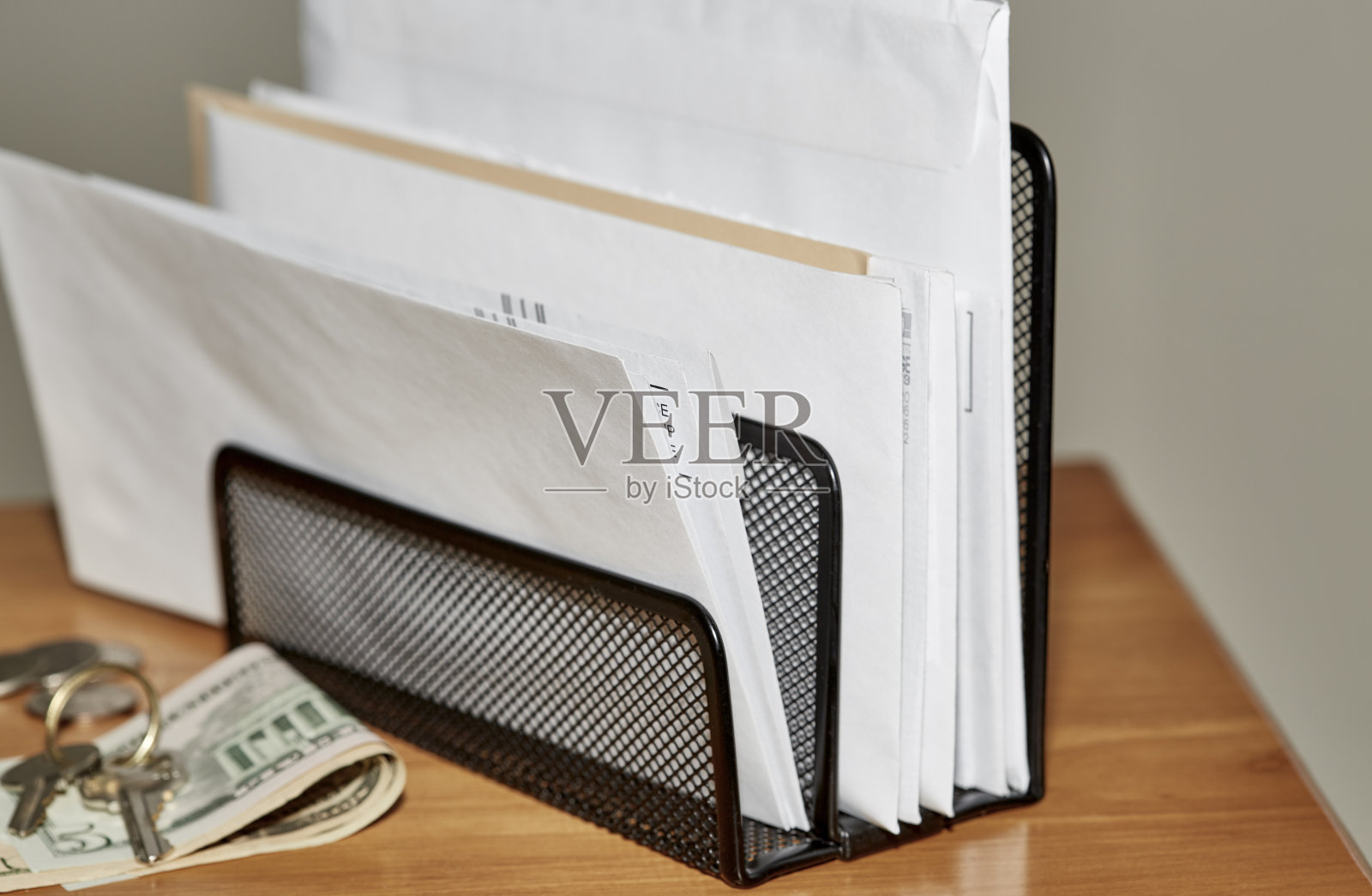 打开的和未打开的信封，钥匙和钱照片摄影图片