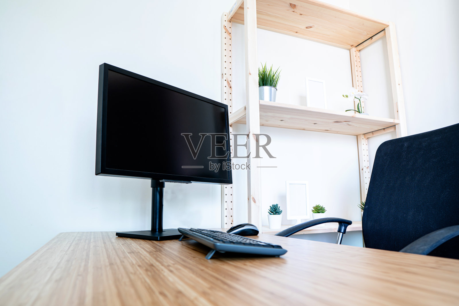 欢迎来到我的家庭办公工作室。在家工作概念照片摄影图片