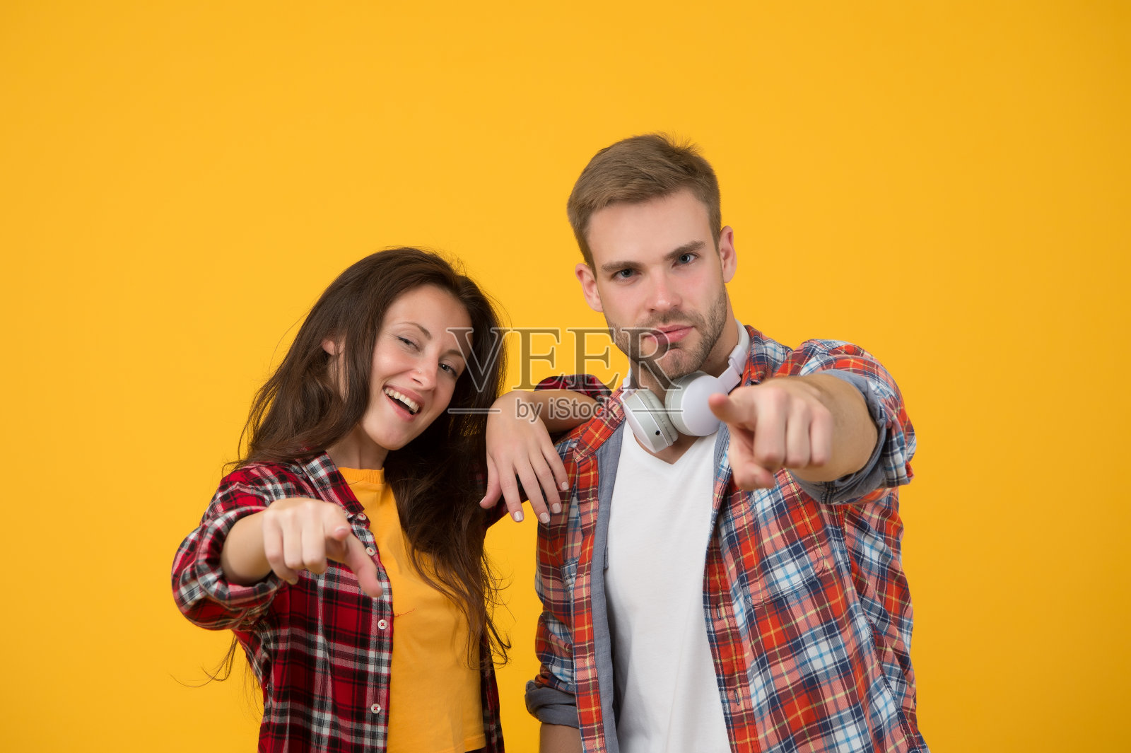 简单的休闲服。几个感觉舒适。乡村音乐的概念。乡村风格。女人和男人穿格子衬衫。乡村和国家。性感的人。青春时尚。时尚的衣服照片摄影图片