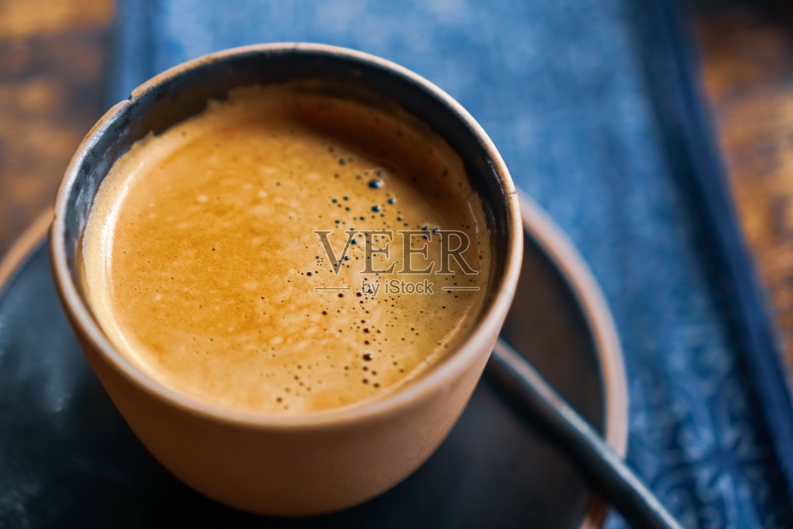 黑咖啡或美式咖啡在桌子上与电影复古色调的背景。照片摄影图片