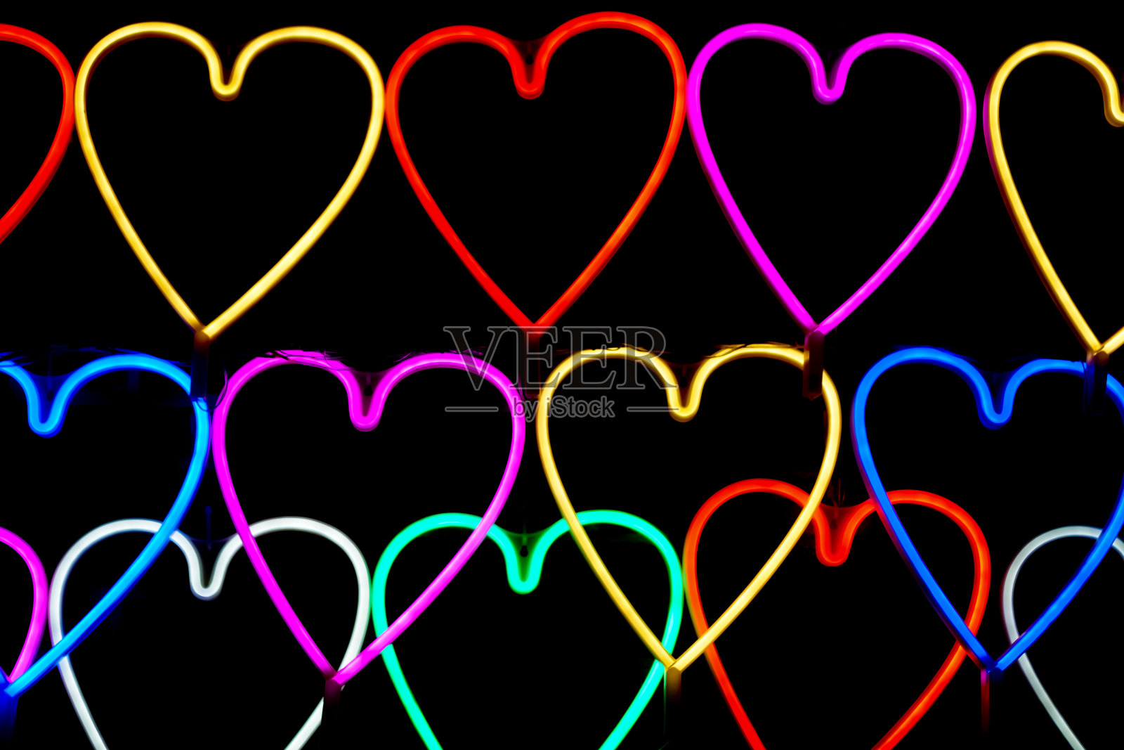 心灯造型霓虹风格，夜晚在砖墙背景上闪闪发光。照片摄影图片