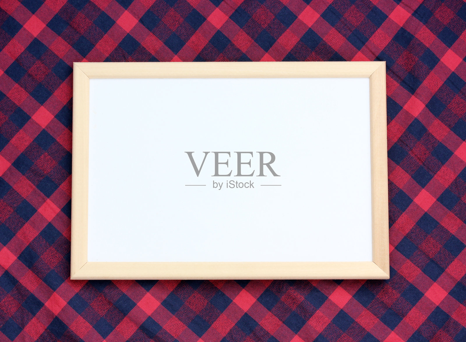 没有画在红色格子桌布上的木制框架。照片摄影图片