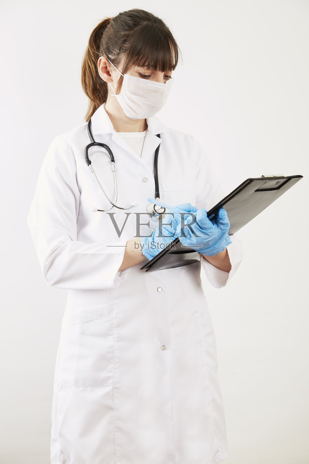 女医生的肖像靠在医院的墙上照片摄影图片