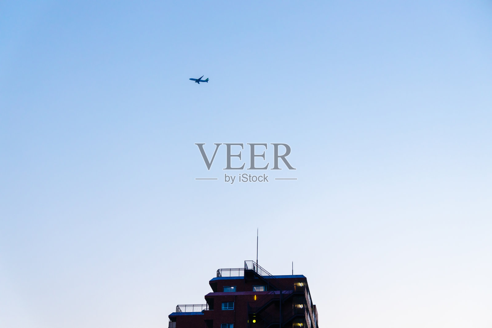 东京黄昏的天空和飞机照片摄影图片