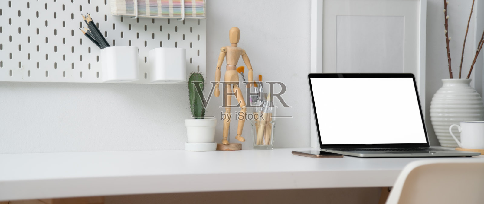 用空白屏幕笔记本电脑、装饰和拷贝空间裁剪家庭办公室的镜头照片摄影图片