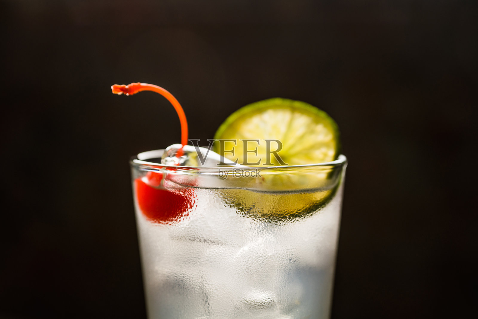 朗姆酒柯林斯鸡尾酒(传统汤姆柯林斯的变体)照片摄影图片