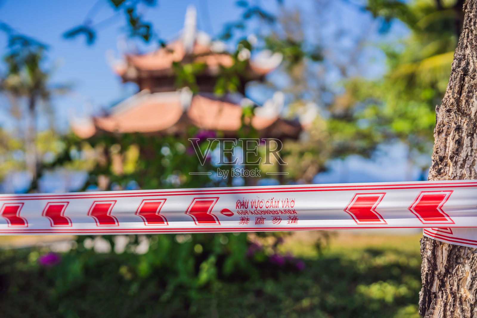 冠状病毒威胁关闭了许多国家的海滩和公共场所。题字用英文、中文及越南文标示照片摄影图片