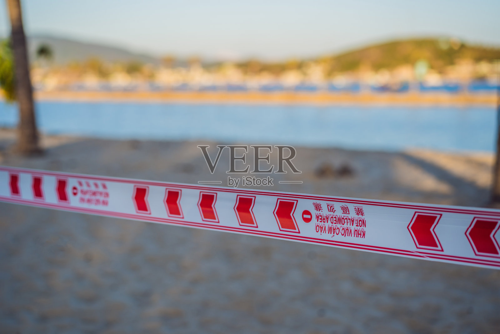 冠状病毒威胁关闭了许多国家的海滩和公共场所。题字用英文、中文及越南文标示照片摄影图片