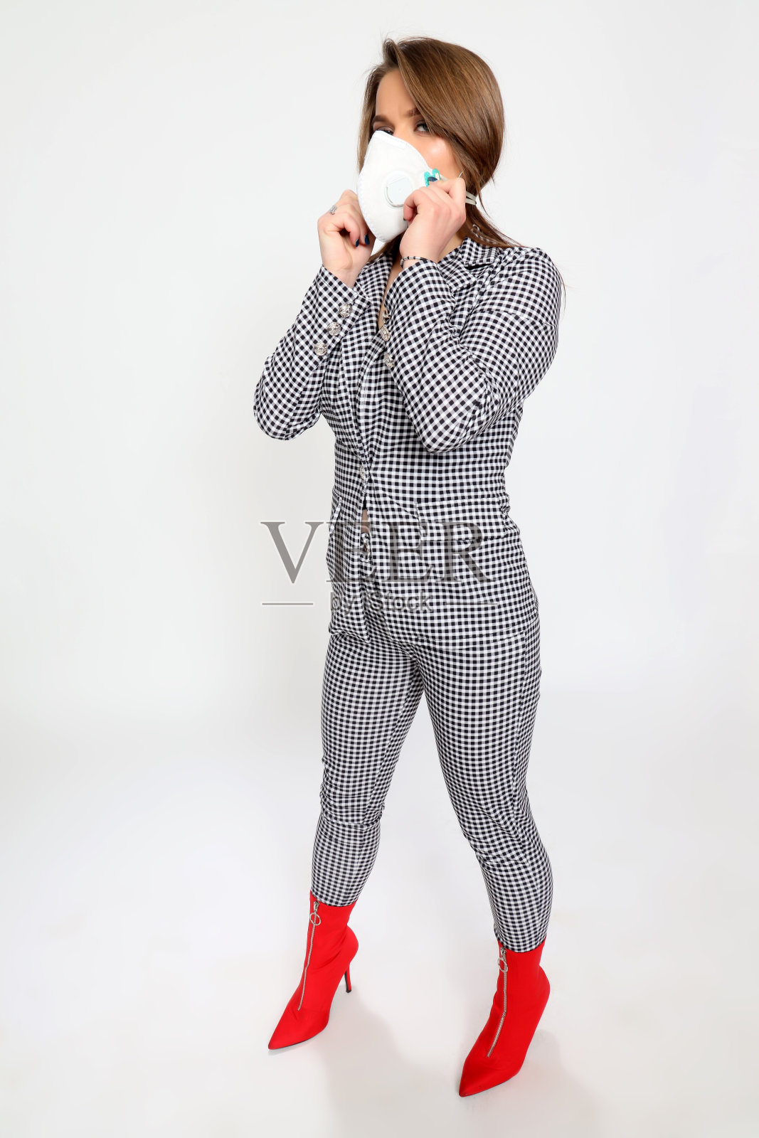 美丽的年轻的黑发女孩戴着防护面具由于冠状病毒。保健理念，预防Covid - 19。照片摄影图片