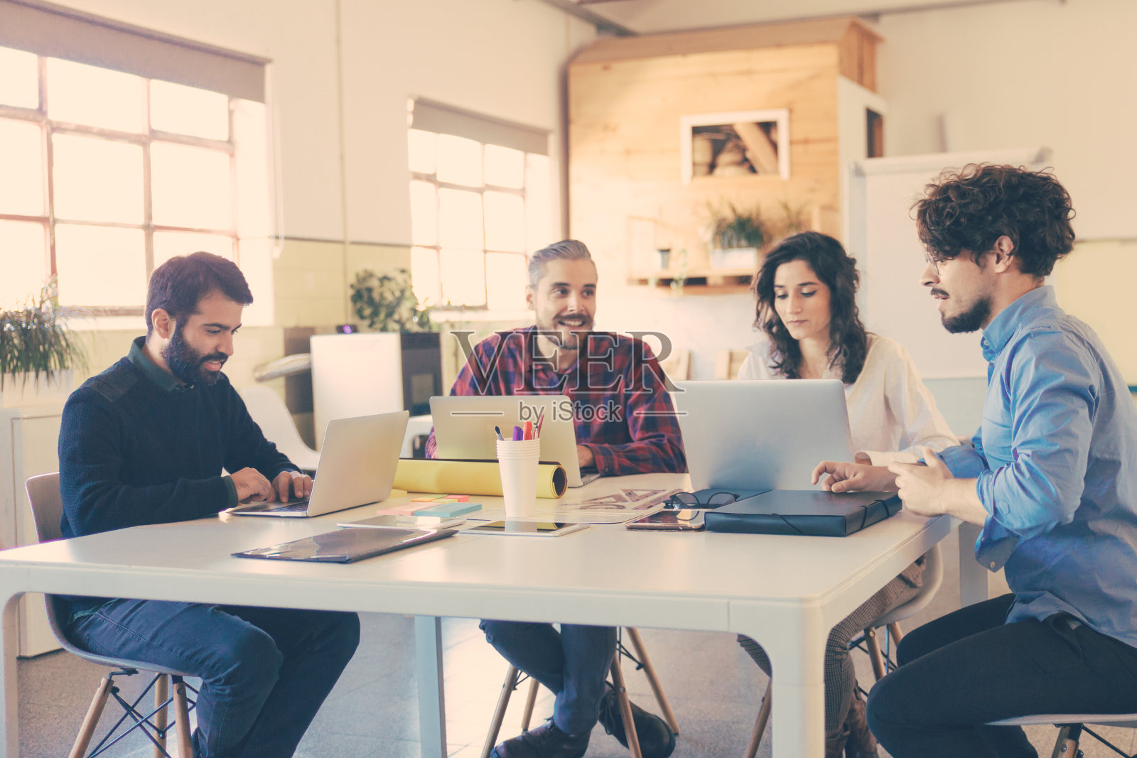 创意小组工作的启动，使用笔记本电脑照片摄影图片
