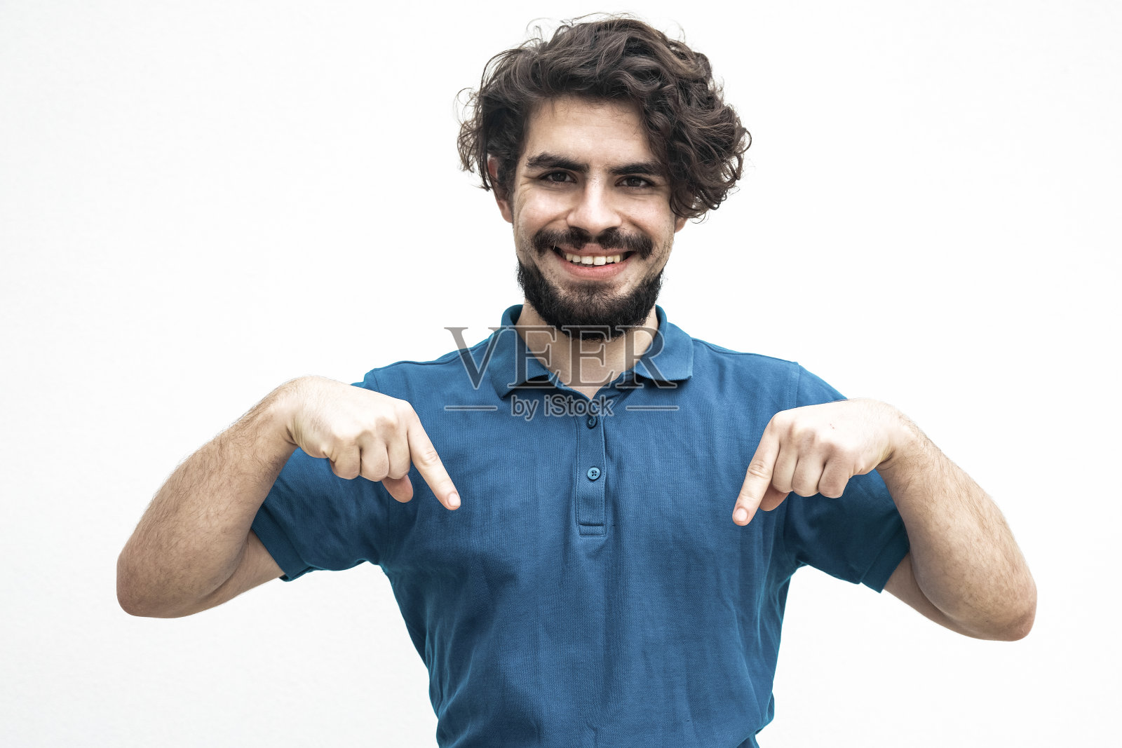 快乐快乐的家伙用手指向下照片摄影图片