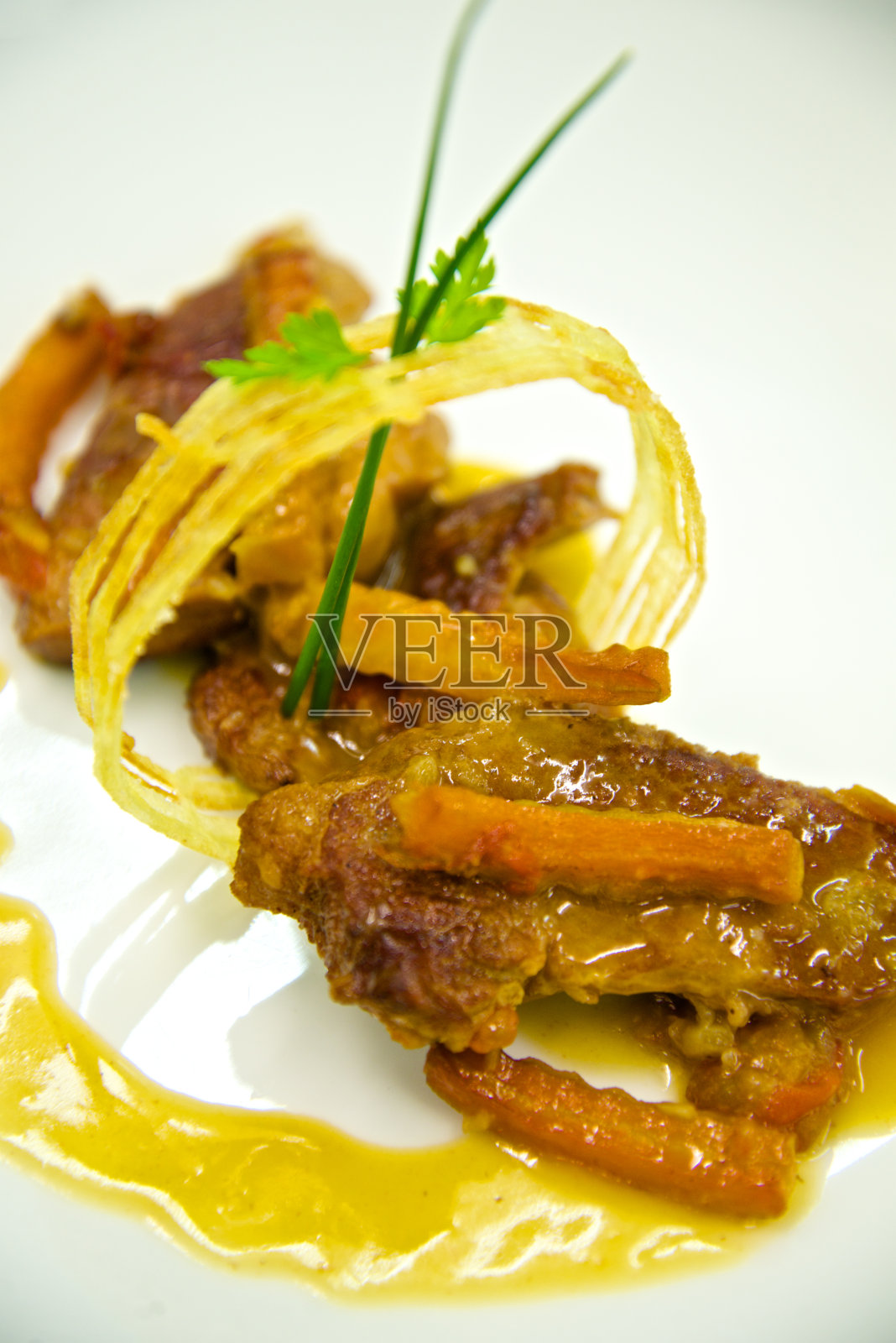 法式炸牛柳片配酱汁照片摄影图片