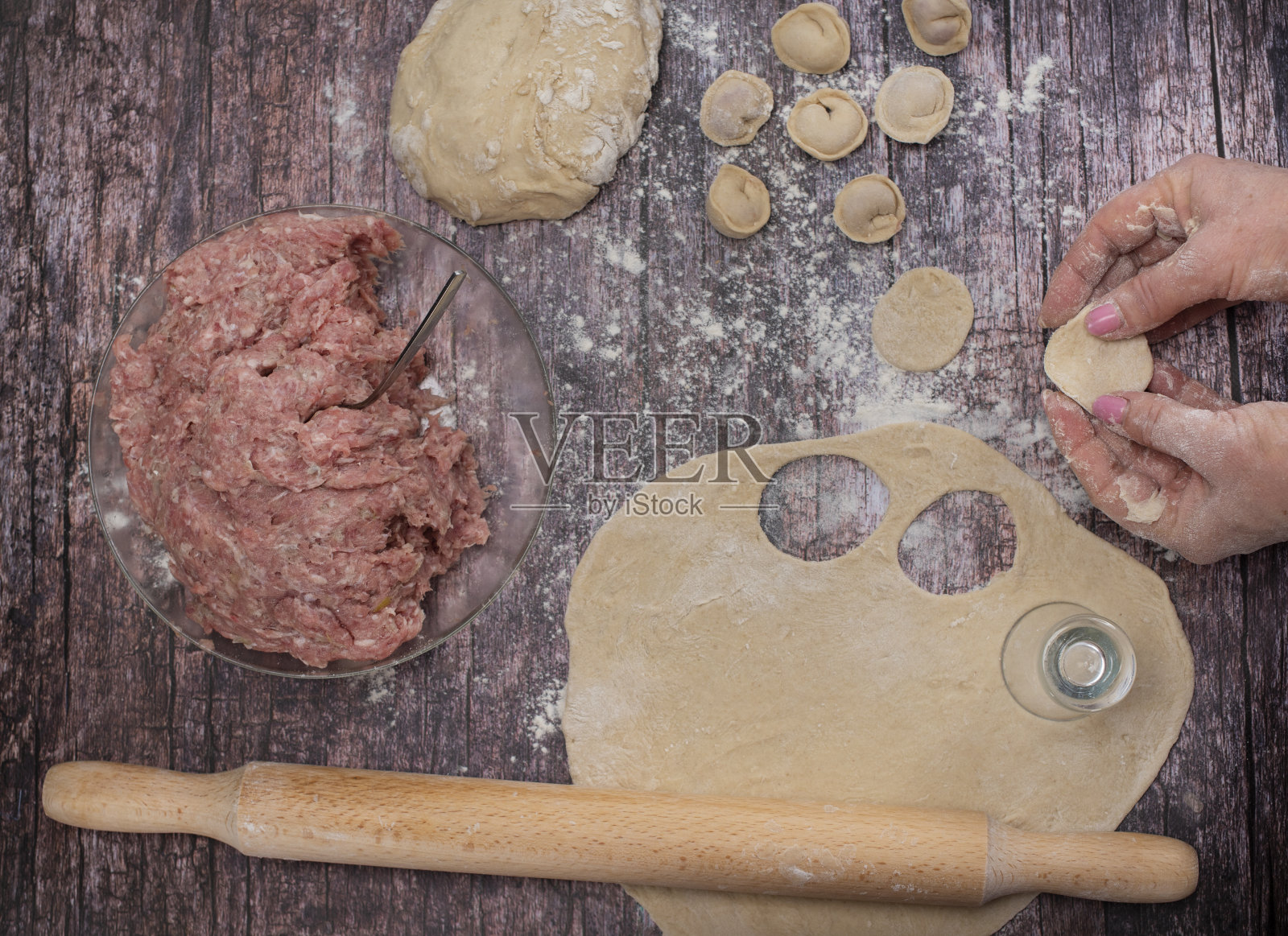 一位妇女为家人包饺子照片摄影图片