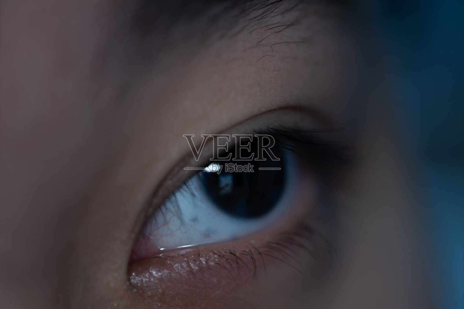 使用手机时眼睛的特写照片摄影图片