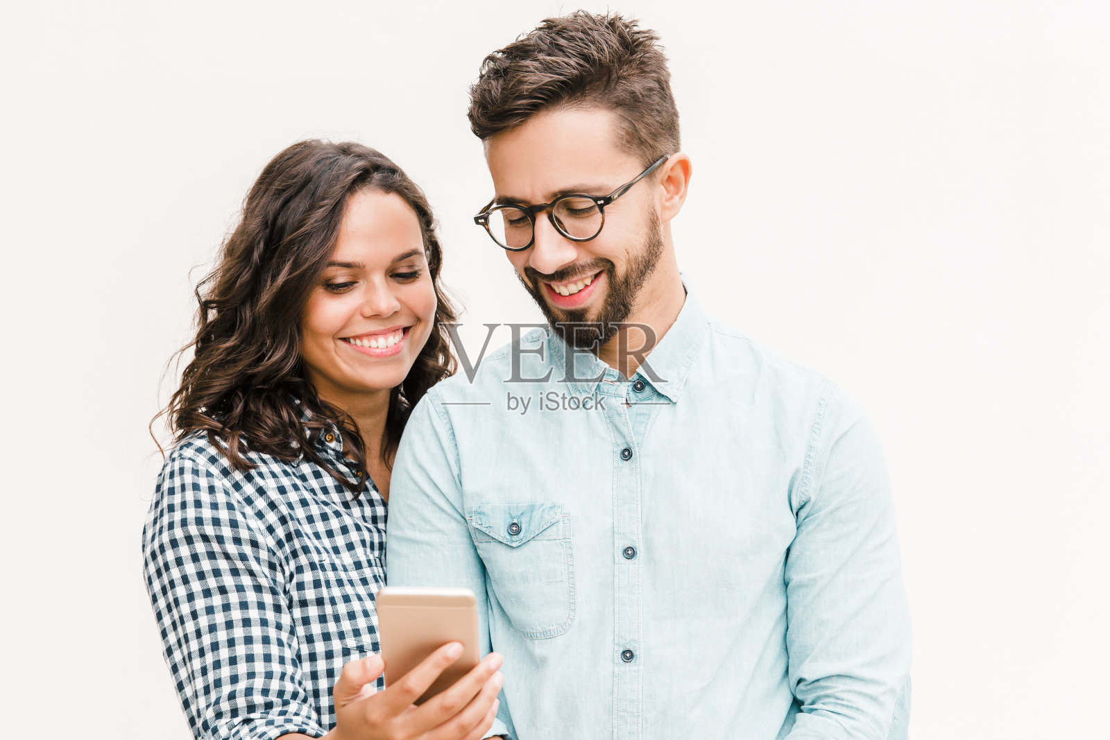 快乐快乐的女人给她的男朋友看电话留言照片摄影图片