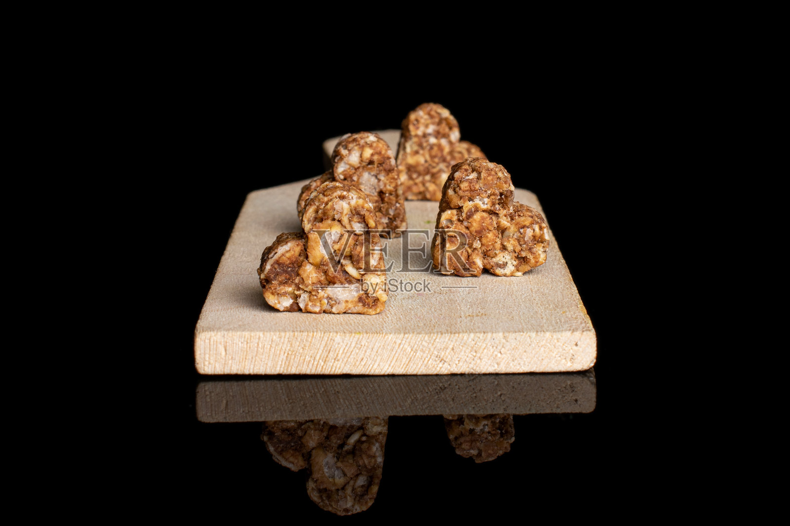 谷物可可心脏隔离在黑色玻璃上照片摄影图片