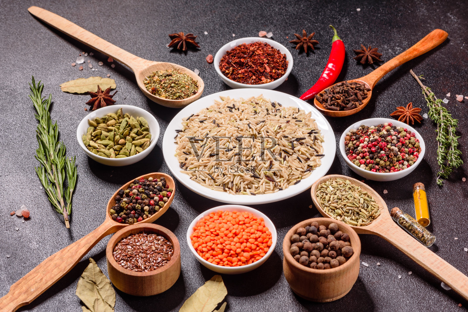 胡椒，盐，红辣椒，罗勒和其他在黑暗的背景照片摄影图片