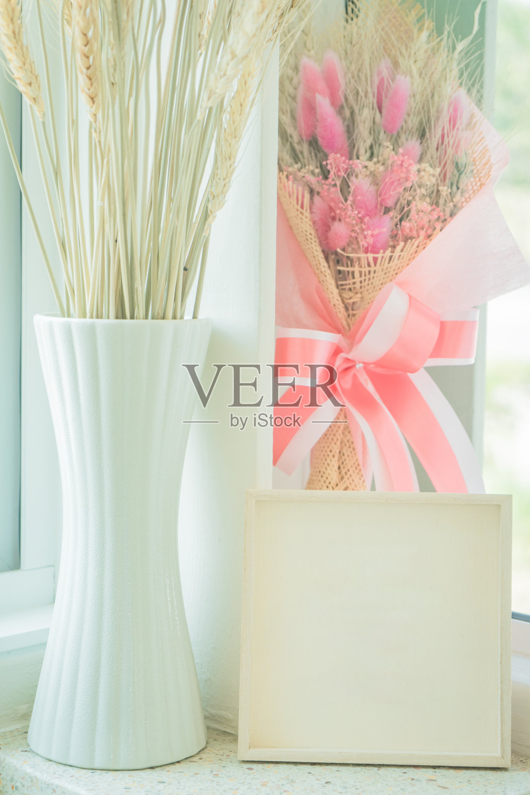 空白木框配白色花瓶照片摄影图片