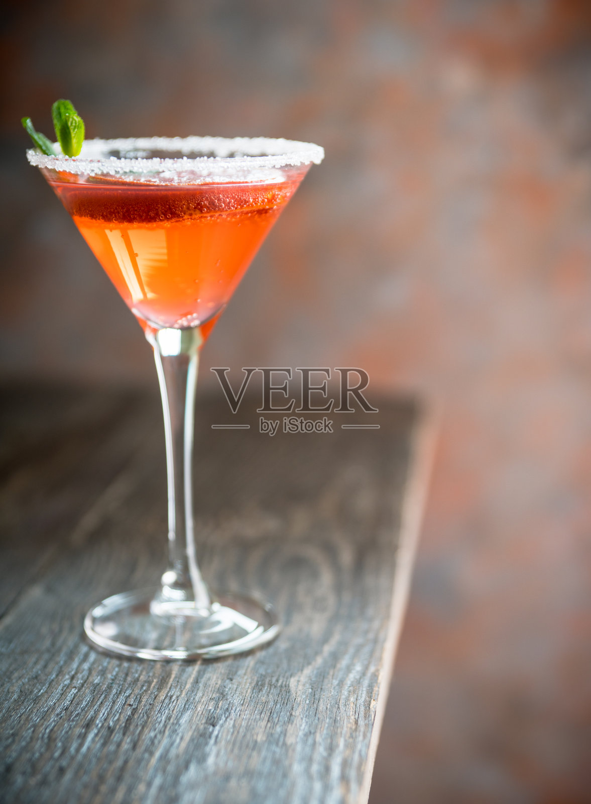 红色鸡尾酒与血腥的橘子马提尼杯在乡村背景照片摄影图片