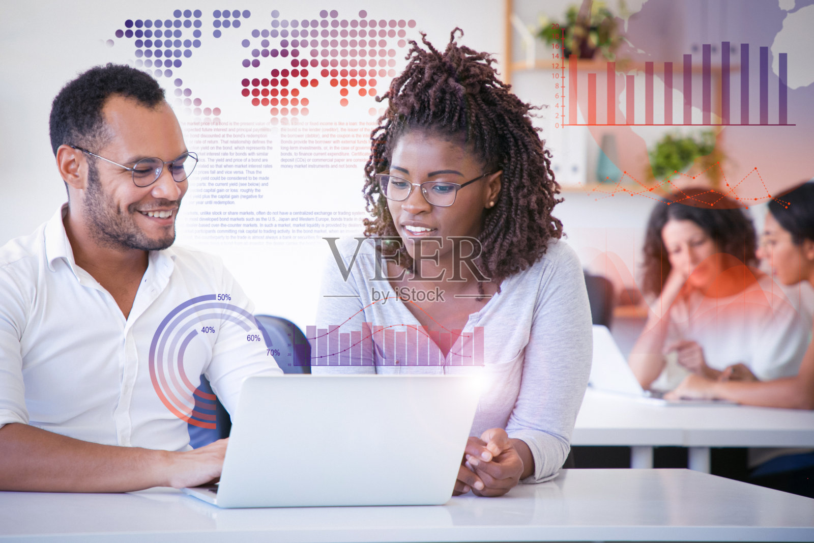 愉快的同事一起工作和虚拟统计图表照片摄影图片