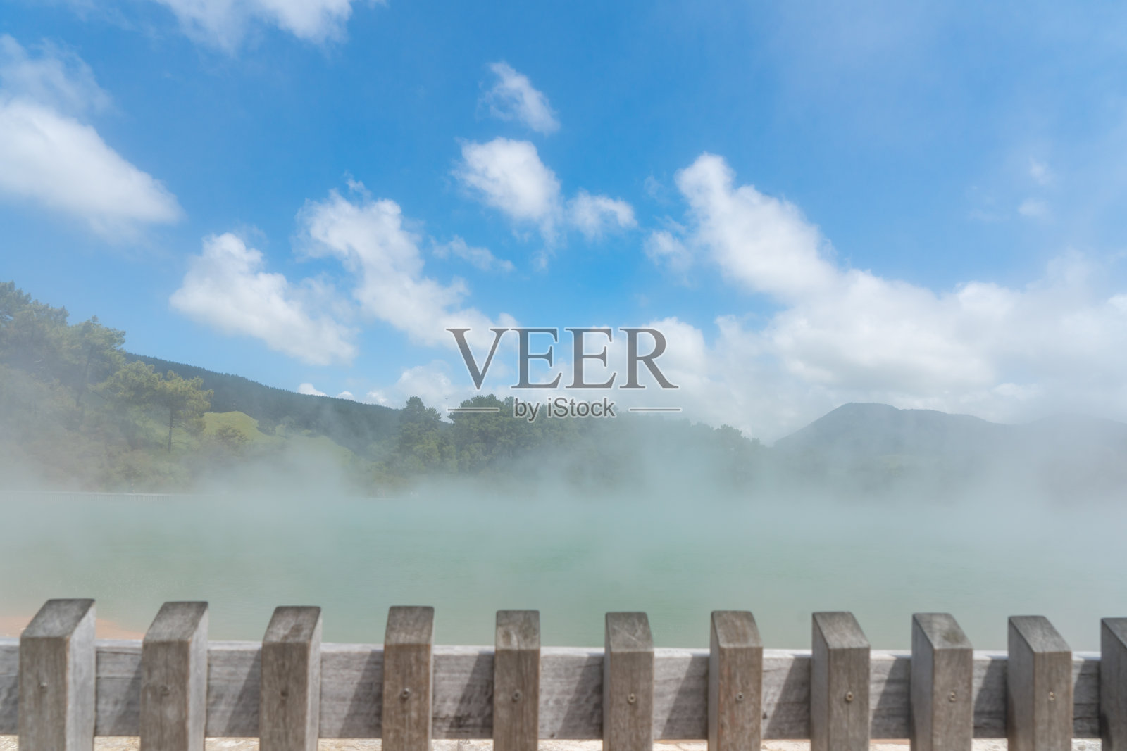 新西兰罗托鲁瓦Wai-O-Tapu公园的地热池照片摄影图片