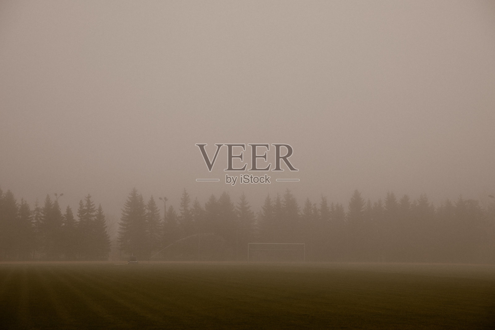 空旷的足球场和雾蒙蒙的草坪照片摄影图片