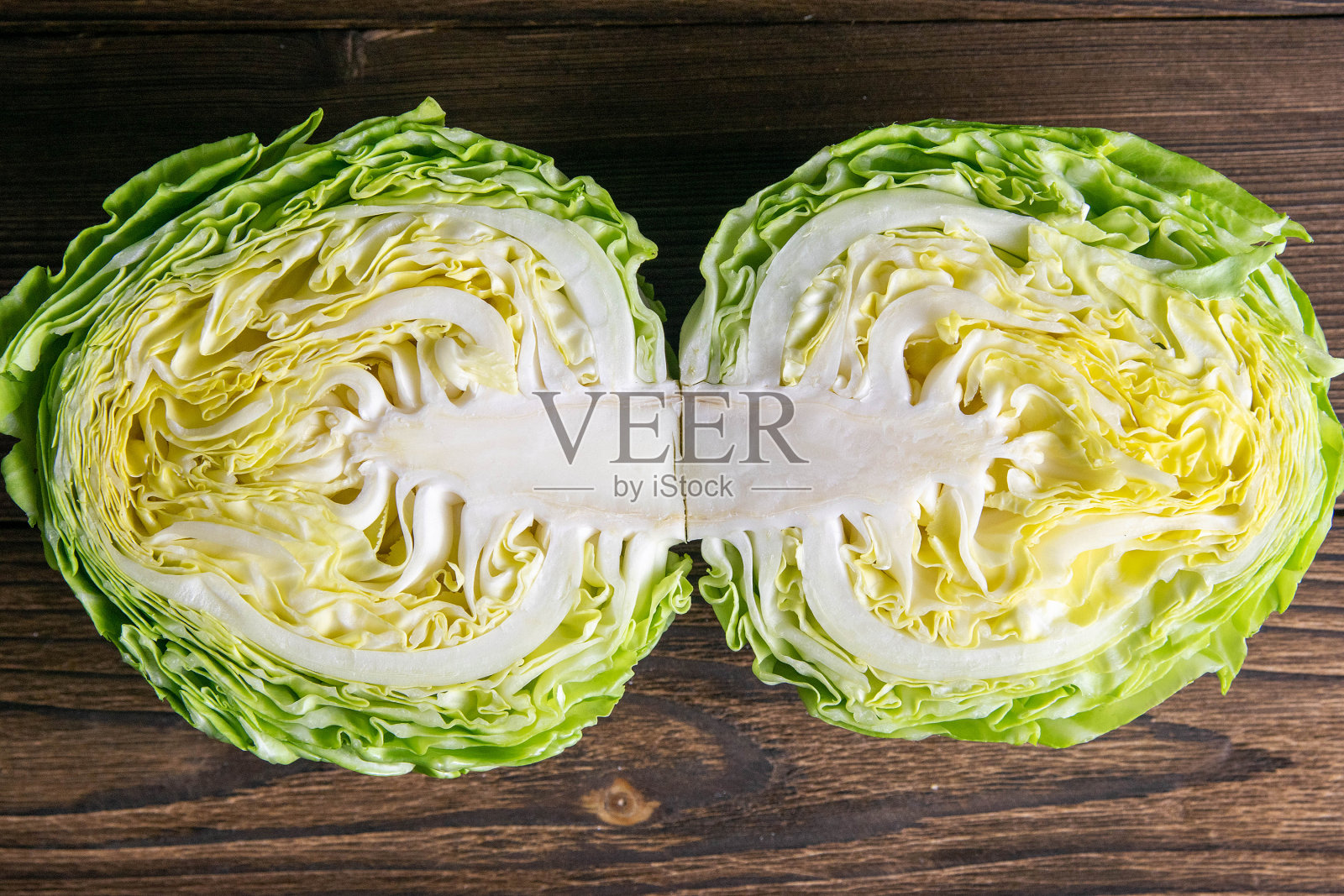 木桌上放着成熟的白卷心菜。前视图,特写照片摄影图片