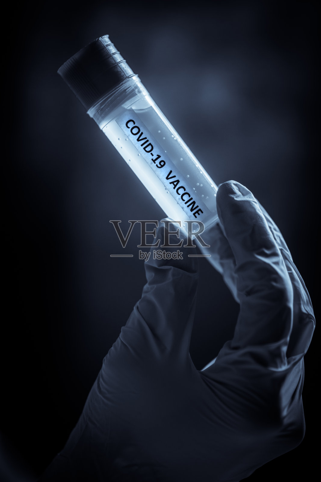 护士抱着接种了COVID-19疫苗的人照片摄影图片